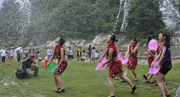 第三届天柱山白马潭漂流泼水节盛大启幕(图2)
