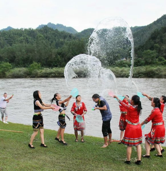 天柱山白马潭泼水节：全民减压，湿身派对(图2)