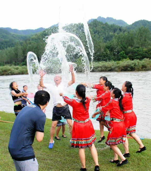 天柱山白马潭泼水节：全民减压，湿身派对(图11)