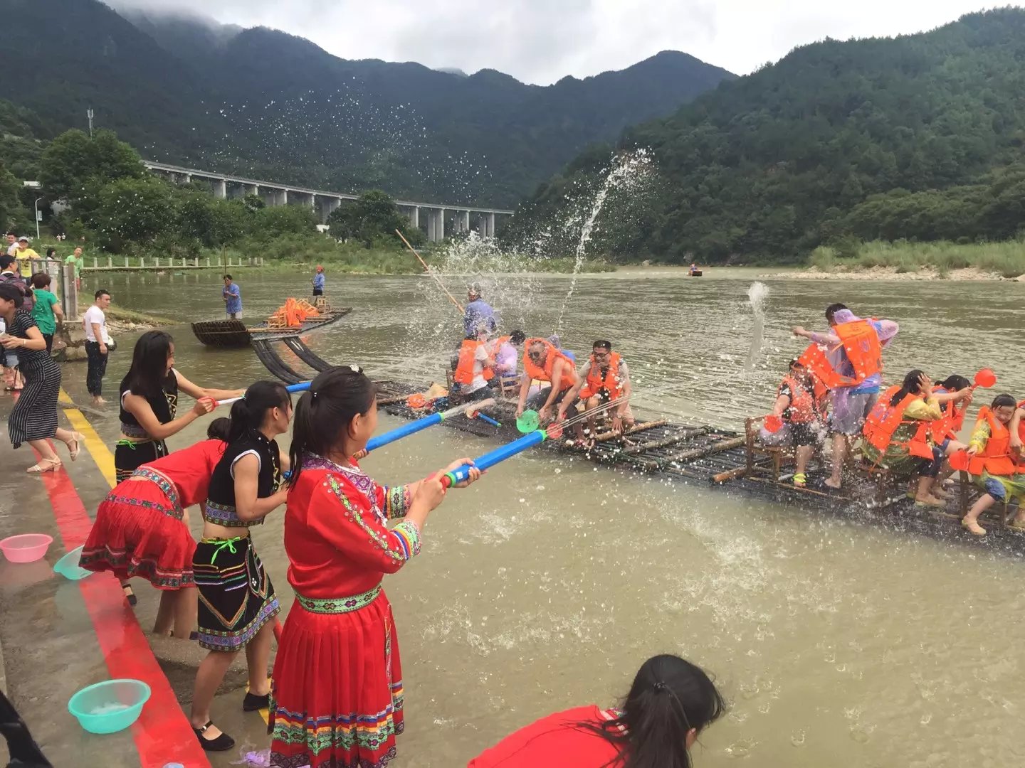 天柱山白马潭泼水节：全民减压，湿身派对(图1)