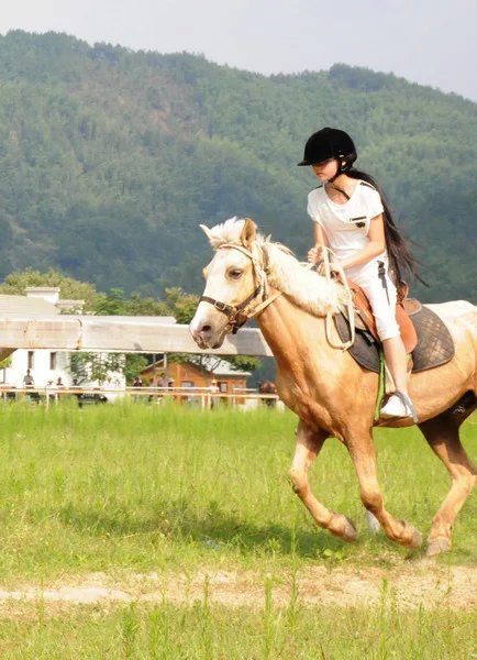 白马潭：安徽少女骑手生态园里“走单骑”(图2)