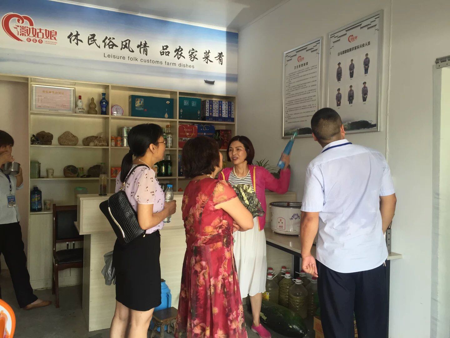 县妇联领导检查指导“徽姑娘”农家乐项目建设(图1) 县妇联领导检查指导“徽姑娘”农家乐项目建设(图1)