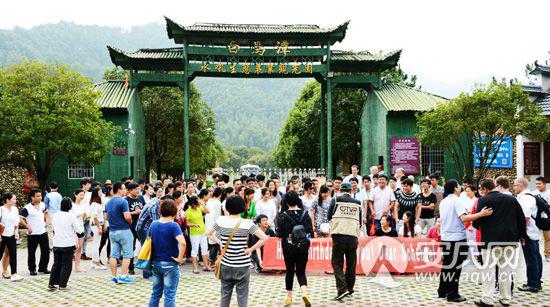 中外游客畅游白马潭,秋季山水之旅“斑斓”呈现(图1) 中外游客畅游白马潭,秋季山水之旅“斑斓”呈现(图1)