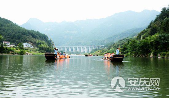 中外游客畅游白马潭，秋季山水之旅“斑斓”呈现(图2)