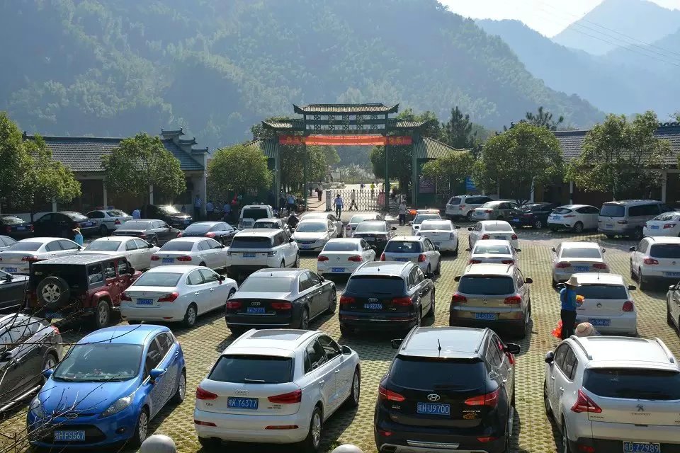 白马潭景区:黄金周喜迎八方游客(图1) 白马潭景区:黄金周喜迎八方游客(图1)