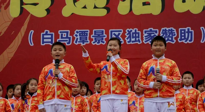 全球华人少儿春晚暨火炬传递在白马潭举行(图2)