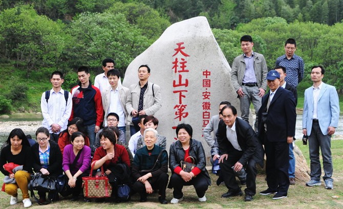 清明节小长假白马潭景区迎来1.2万游客踏青(图1) 清明节小长假白马潭景区迎来1.2万游客踏青(图1)