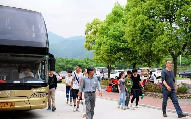 清明节小长假白马潭景区迎来1.2万游客踏青(图2)