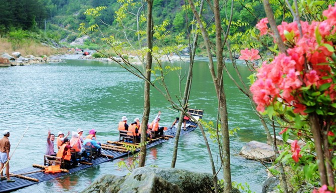 清明节小长假白马潭景区迎来1.2万游客踏青(图3) 清明节小长假白马潭景区迎来1.2万游客踏青(图3)