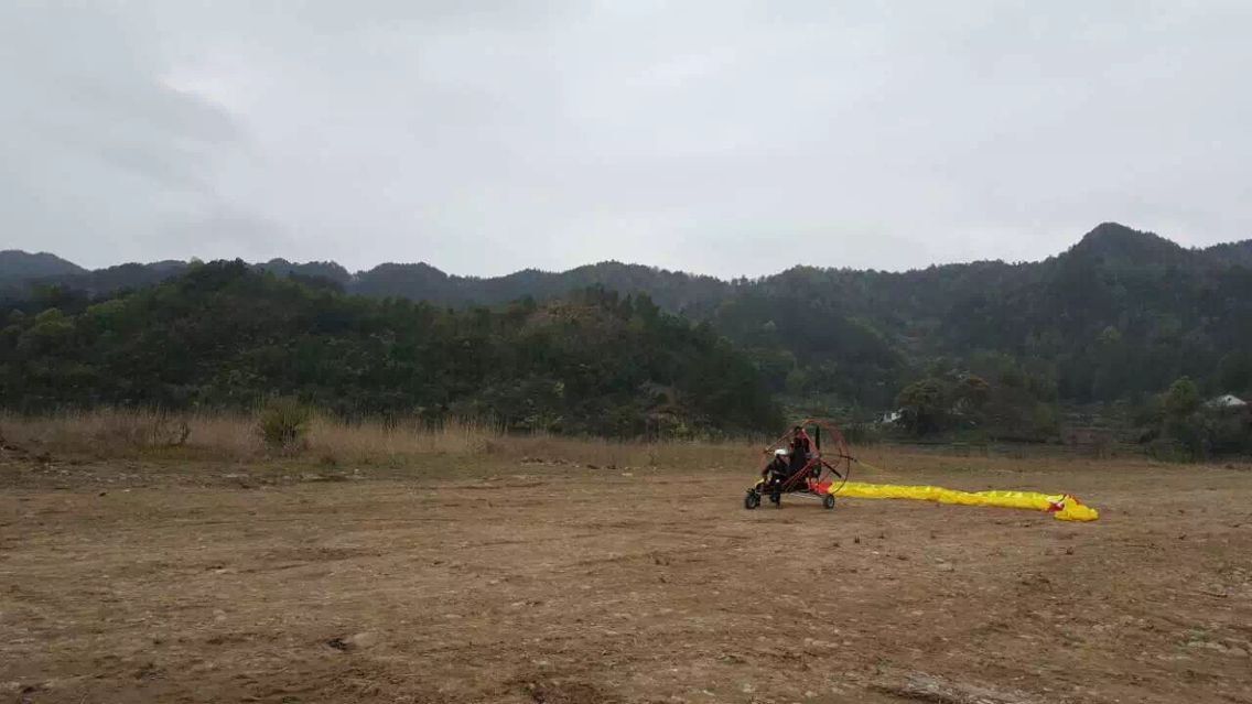 我市首家动力伞低空飞行在白马潭景区今日试飞(图1)