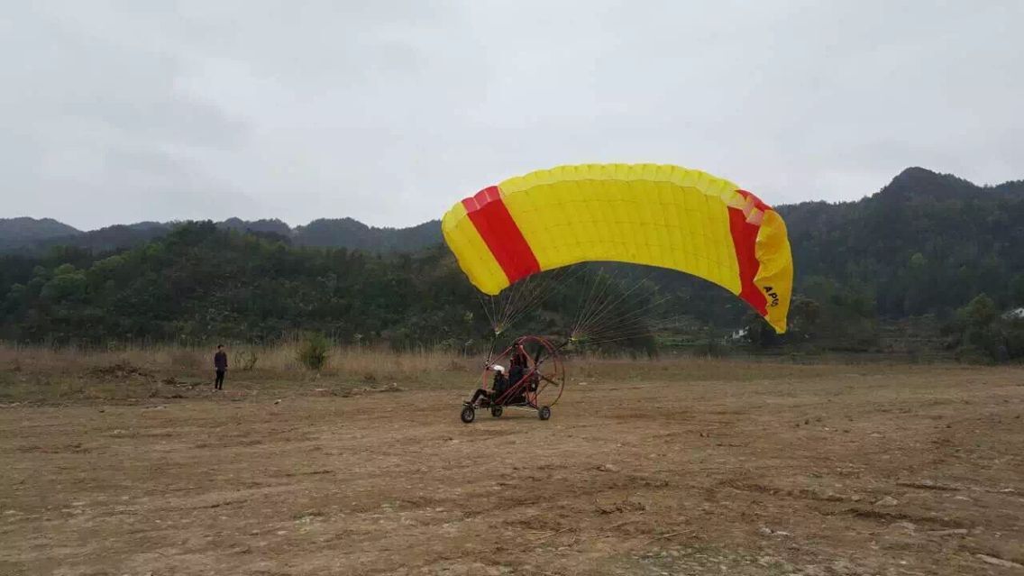 我市首家动力伞低空飞行在白马潭景区今日试飞(图2) 我市首家动力伞低空飞行在白马潭景区今日试飞(图2)