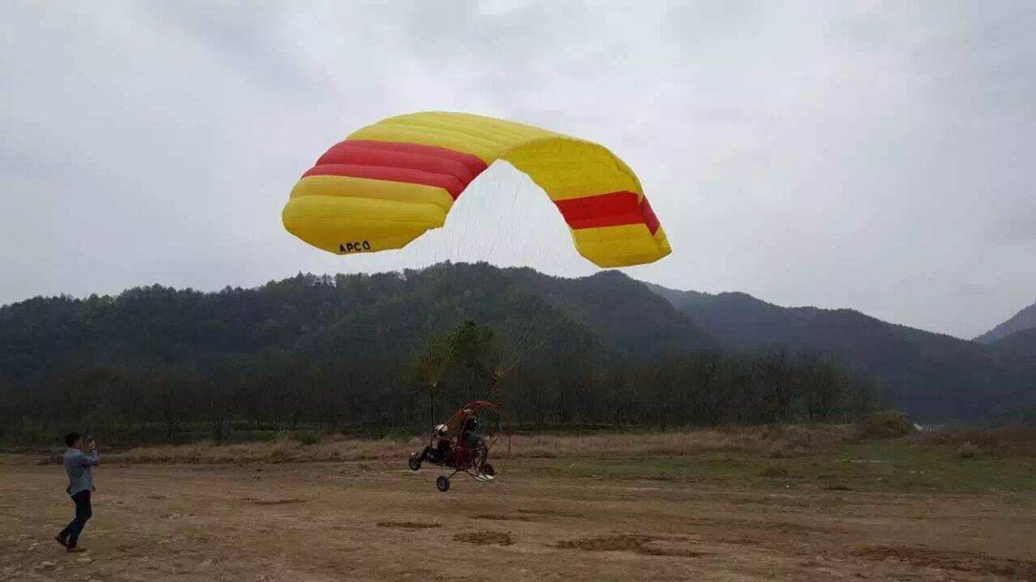 我市首家动力伞低空飞行在白马潭景区今日试飞(图3)