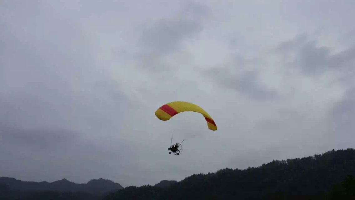 我市首家动力伞低空飞行在白马潭景区今日试飞(图4)