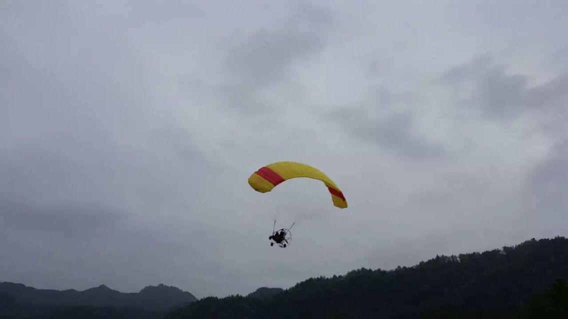 我市首家动力伞低空飞行在白马潭景区今日试飞(图4) 我市首家动力伞低空飞行在白马潭景区今日试飞(图4)