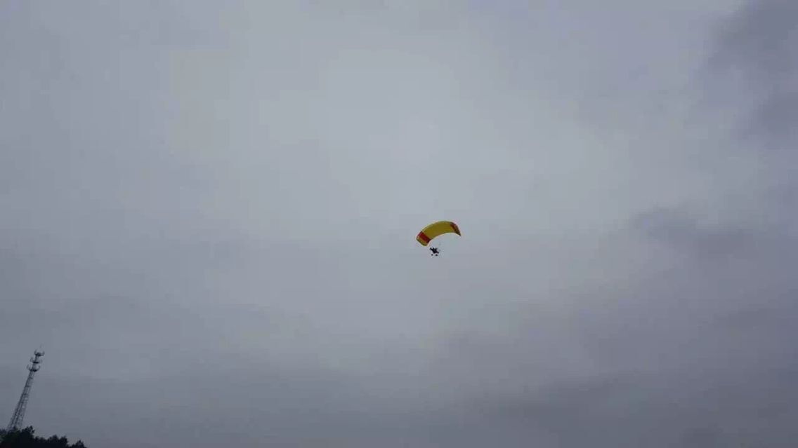 我市首家动力伞低空飞行在白马潭景区今日试飞(图5) 我市首家动力伞低空飞行在白马潭景区今日试飞(图5)