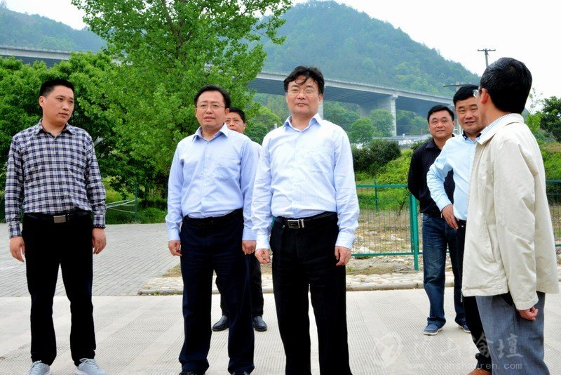 副市长黄杰“五一”来白马潭景区检查假日旅游安全工作(图9) 副市长黄杰“五一”来白马潭景区检查假日旅游安全工作(图9)