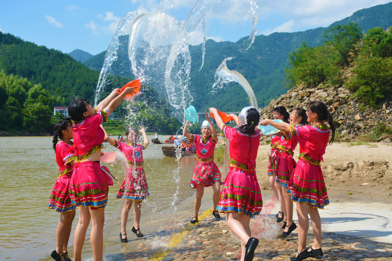 第五届天柱山白马潭漂流泼水节隆重开幕(图1)