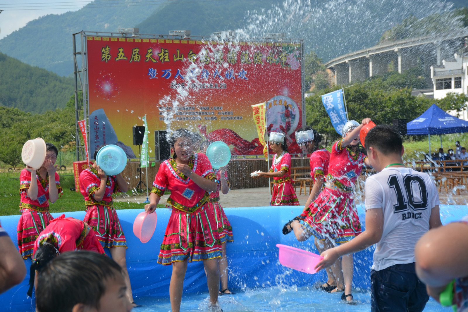 第五届天柱山白马潭漂流泼水节隆重开幕(图4)