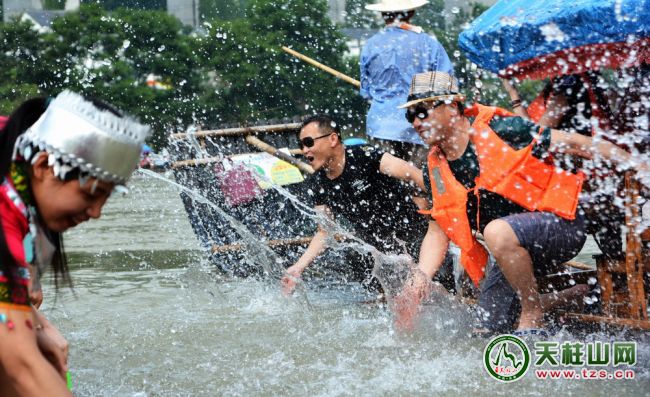 “清凉潜山漂流篇”吸引数万游客避暑“风情水吼”(图2)