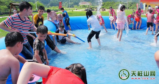“清凉潜山漂流篇”吸引数万游客避暑“风情水吼”(图3) “清凉潜山漂流篇”吸引数万游客避暑“风情水吼”(图3)